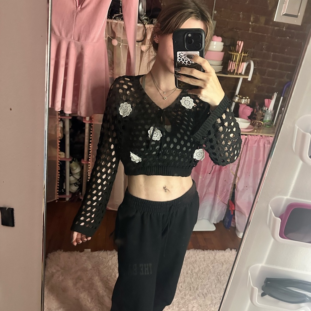 💕 NWOT Black Crochet Crop Top with Floral Accents